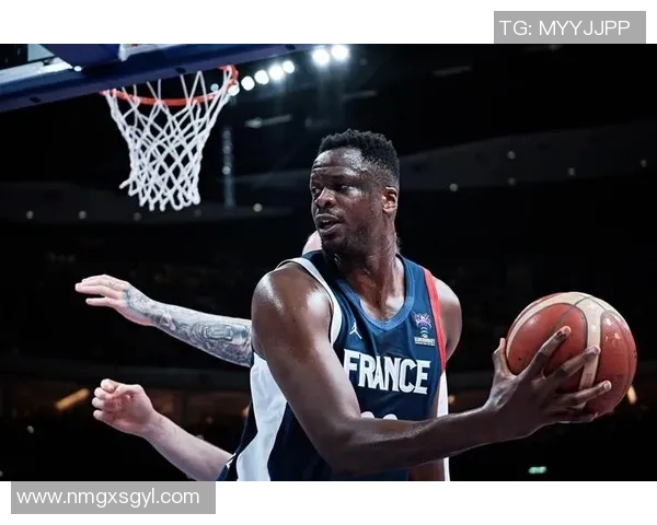 足球明星在跑步机上展现惊人速度与技巧的精彩视频合集