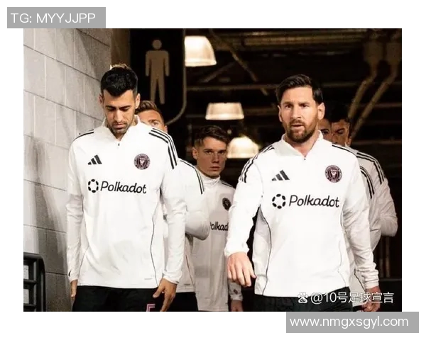 足球明星签名的珍贵瞬间展现球场传奇与个人魅力的完美结合