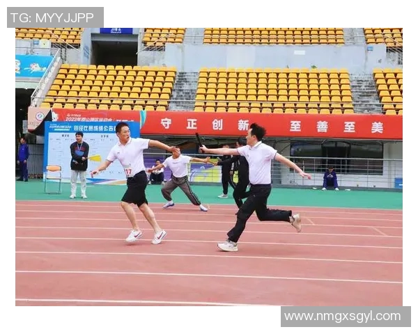 足球明星们激情四溢的庆祝动作瞬间定格在镜头中展现运动之美与团队精神 足球明星们激情四溢的庆祝动作瞬间定格在镜头中展现运动之美与团队精神